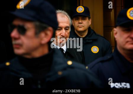 Manhattan, New York, USA, 20090310: Bernard Madoff verlässt das Bundesgericht in Manhattan. In einer Überraschung im Gerichtssaal wurde am Dienstag bekannt gegeben, dass Bernard Madoff am Donnerstag wegen Wertpapierbetrug, Meineid und anderen Verbrechen schuldig sein wird. Foto: Orjan F. Ellingvag/Dagens Naringsliv Stockfoto