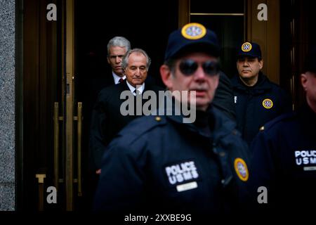 Manhattan, New York, USA, 20090310: Bernard Madoff verlässt das Bundesgericht in Manhattan. In einer Überraschung im Gerichtssaal wurde am Dienstag bekannt gegeben, dass Bernard Madoff am Donnerstag wegen Wertpapierbetrug, Meineid und anderen Verbrechen schuldig sein wird. Foto: Orjan F. Ellingvag/Dagens Naringsliv Stockfoto