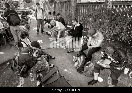 Ohne offizielles Lager für Obdachlose verbringen sie ihre Tage in Everett Stadtparks wie diesem, Mathew Parsons Park, bis die Sonne untergeht Stockfoto