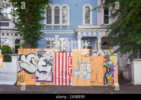 August 2024: London, Großbritannien. August 2024. Wohnhäuser werden vor dem Notting Hill Carnival, der am 25. Und 26. August stattfindet, mit dem Eingang verschlossen. Quelle: Vuk Valcic/Alamy Live News (Credit Image: © Vuk Valcic/SOPA Images via ZUMA Press Wire) NUR REDAKTIONELLE VERWENDUNG! Nicht für kommerzielle ZWECKE! Quelle: ZUMA Press, Inc./Alamy Live News Stockfoto