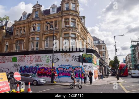 London, Großbritannien. August 2024. Vor dem Notting Hill Carnival, der am 25. Und 26. August stattfindet, wurden Schutzbretter vor den Geschäften aufgestellt und mit Graffiti bedeckt. (Credit Image: © Vuk Valcic/SOPA Images via ZUMA Press Wire) NUR REDAKTIONELLE VERWENDUNG! Nicht für kommerzielle ZWECKE! Quelle: ZUMA Press, Inc./Alamy Live News Stockfoto