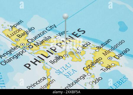 Nah an einer Stadt in Iloilo mit einer weißen Nadel in die politische Landkarte der Philippinen Stockfoto