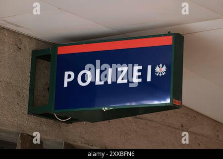 Wien, Österreich 11. August 2024: Im Bild: Ein Schild der Polizei in Wien an einer Polizeistation mit Länderwappen. *** Wien, Österreich 11. August 2024 auf dem Bild Ein Polizeizeichen in Wien auf einer Polizeiwache mit dem Staatswappen Copyright: XFotostandx/xFreitagx Stockfoto