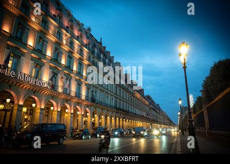 Abendblick auf die Rue de Rivoli und Le Meurice Hotel - Paris, Frankreich Stockfoto