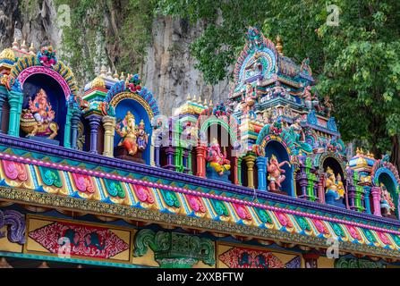 Ein Bild der farbenfrohen Gebäude in der Nähe des Eingangs zum Batu Caves Complex. Stockfoto