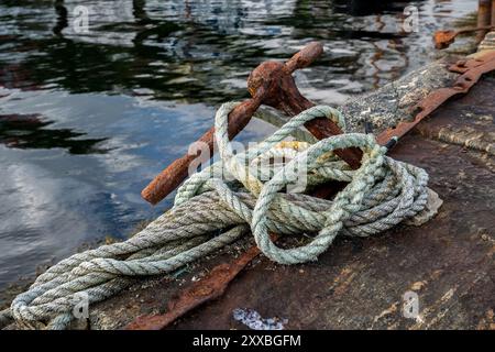 Alter rostiger Festmacherpfoller im Fjordhafen in Norwegen. Stockfoto