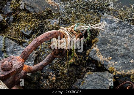 Alter rostiger Anlegerring im Fjordhafen in Norwegen. Stockfoto