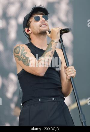 Louis Tomlinson, aus einer Richtung, begeistert seine große Menge an Fans beim Victorious Festival in Southsea. Freitag, 23. August Stockfoto