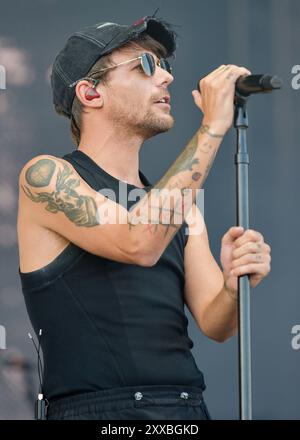 Louis Tomlinson, aus einer Richtung, begeistert seine große Menge an Fans beim Victorious Festival in Southsea. Freitag, 23. August Stockfoto