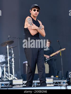 Louis Tomlinson, aus einer Richtung, begeistert seine große Menge an Fans beim Victorious Festival in Southsea. Freitag, 23. August Stockfoto