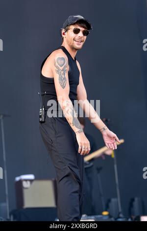 Louis Tomlinson, aus einer Richtung, begeistert seine große Menge an Fans beim Victorious Festival in Southsea. Freitag, 23. August Stockfoto