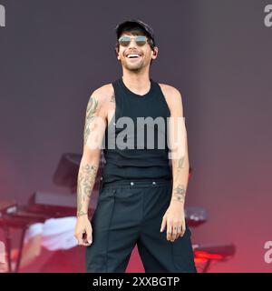 Louis Tomlinson, aus einer Richtung, begeistert seine große Menge an Fans beim Victorious Festival in Southsea. Freitag, 23. August Stockfoto