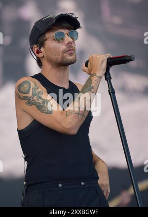 Louis Tomlinson, aus einer Richtung, begeistert seine große Menge an Fans beim Victorious Festival in Southsea. Freitag, 23. August Stockfoto