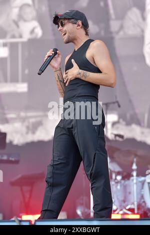 Louis Tomlinson, aus einer Richtung, begeistert seine große Menge an Fans beim Victorious Festival in Southsea. Freitag, 23. August Stockfoto