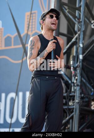 Louis Tomlinson, aus einer Richtung, begeistert seine große Menge an Fans beim Victorious Festival in Southsea. Freitag, 23. August Stockfoto