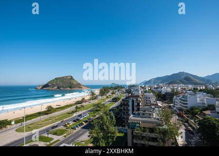 Blick aus der Vogelperspektive auf Pedra do Pontal und den Strand in Recreio dos Bandeirantes - Rio de Janeiro, Brasilien Stockfoto