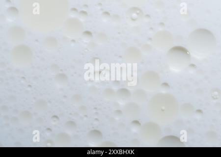 Öltropfen auf weißem Hintergrund mit Kopierraum. Makrofotografie von Wasserblasen Stockfoto