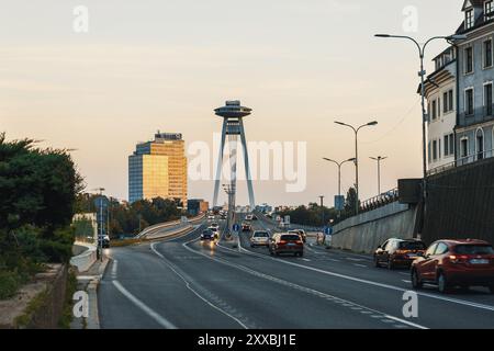 Bratislava, Slowakei - 9. September 2023: Die SNP-Brücke (UFO-Brücke) in Bratislava überquert die Donau und enthält eine Aussichtsplattform Stockfoto