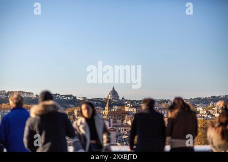 Rom, Italien, 21. November 2020: Von der Terrasse des OR aus blickt man auf das Panorama der Stadt mit der Petersdom im Hintergrund Stockfoto