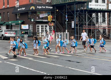 Tagescamp-Gruppe überquert eine Straße auf dem Weg zu einem lokalen Park in Brooklyn, New York. Stockfoto