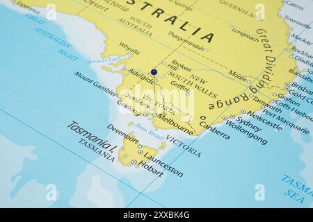 Nahaufnahme einer Stadt Melbourne mit einer blauen Nadel in die politische Landkarte Australiens Stockfoto