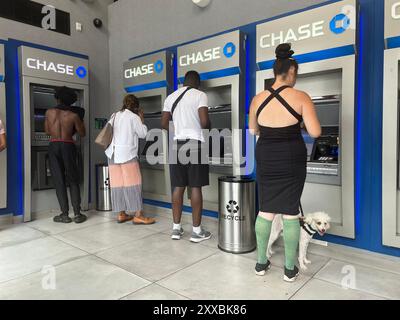 Kunden nutzen an einem heißen Sommertag im Stadtteil Flatbush in Brooklyn, New York, Geldautomaten in einer Chase Bank. Stockfoto
