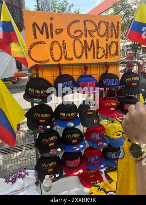 Columbia Souvenirhüte zum Verkauf an der 37th Avenue im Viertel Jackson Heights, dem wichtigsten kolumbianischen Viertel in New York City. Stockfoto