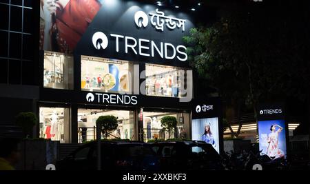 Suri, West Bengal, Indien - 9. April 2024: Nächtliche Sicht auf das Einkaufszentrum Reliance Trends von außen Stockfoto