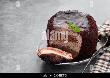 Schokoladen-Mini-Kuchen mit Schokoladen-Ganash auf grauem Hintergrund Stockfoto