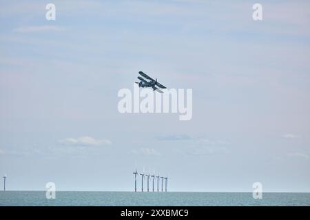 Clacton on Sea, Großbritannien, 24. August 2024. Royal Navy Aeroplane Mk1 Fairey Schwertfisch fliegt über dem Clacton Beach als Teil eines „Navy Wings“ Heritage Flight Credit: Martin Suker/Alamy Live News Stockfoto