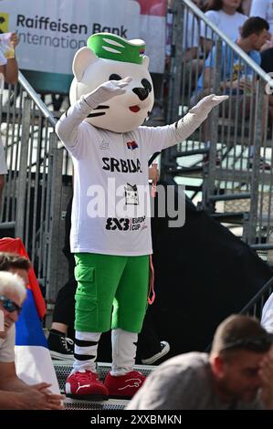 Wien, Österreich. August 2024. WIEN, ÖSTERREICH - 23. AUGUST: Ein serbisches Maskottchen während des Poolspiels zwischen Serbien und Spanien am 2. Tag des FIBA 3x3 Europacups auf der Kaiserwiese am 23. August 2024 in Wien.240823 SEPA 38 012 - 20240823 PD7543 Credit: APA-PictureDesk/Alamy Live News Stockfoto