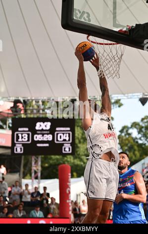 Wien, Österreich. August 2024. WIEN, ÖSTERREICH - 23. AUGUST: Fabio Soehnel aus Österreich springt während des Poolspiels zwischen Österreich und Aserbaidschan am 2. Tag des FIBA 3x3 Europe Cup auf der Kaiserwiese am 23. August 2024 in Wien.240823 SEPA 38 019 - 20240823 PD7700 Credit: APA-PictureDesk/Alamy Live News Stockfoto