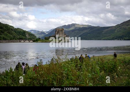 Eilean Donan: Burg auf Insel. - Vor einer einzigartigen Bergkulisse erhebt sich romantisch auf einer kleinen Insel das Eilean Donan Castle. Sie gilt A Stockfoto