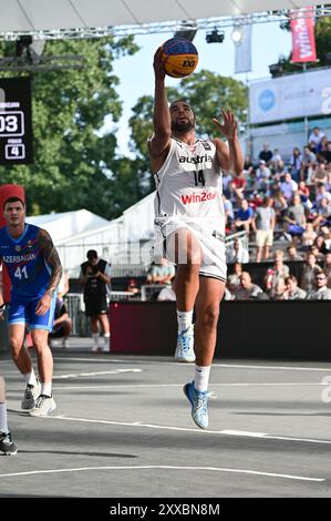 Wien, Österreich. August 2024. WIEN, ÖSTERREICH - 23. AUGUST: Nico Kaltenbrunner springt während des Poolspiels zwischen Österreich und Aserbaidschan am 2. Tag des FIBA 3x3 Europacups auf der Kaiserwiese am 23. August 2024 in Wien.240823 SEPA 38 020 - 20240823 PD7750 Credit: APA-PictureDesk/Alamy Live News Stockfoto