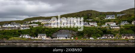 Mallaig: Fischer und Fähren. - Blick auf ein neues Viertel des Dorfes Mallaig an der schottischen Westküste. Der touristische Ort, der einst als Fisch Stockfoto