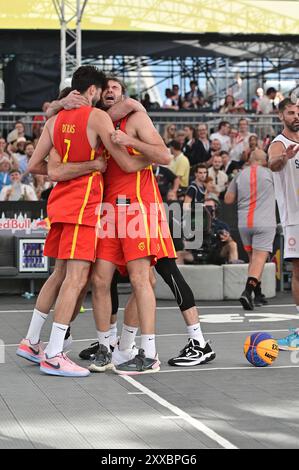 Wien, Österreich. August 2024. WIEN, ÖSTERREICH - 23. AUGUST: Die Spieler Spaniens feiern den Sieg während des Poolspiels zwischen Serbien und Spanien am 2. Tag des FIBA 3x3 Europacups auf der Kaiserwiese am 23. August 2024 in Wien.240823 SEPA 38 028 - 20240823 PD7963 Credit: APA-PictureDesk/Alamy Live News Stockfoto