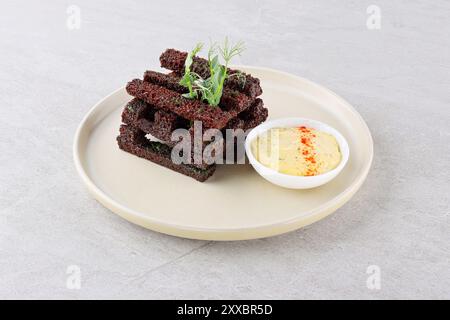 Roggenzwiebeln mit Knoblauch. Garlik Brotsnack für Bier. Brot mit Knoblauch. Roggenbrotcroutons mit Knoblauchsoße. Bier-Snack. Gebratene Roggencroutons Stockfoto