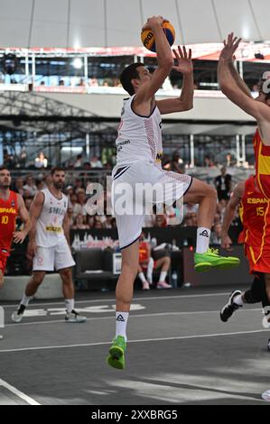 Wien, Österreich. August 2024. WIEN, ÖSTERREICH - 23. AUGUST: Strahinja Stojacic von Serbien greift während des Poolspiels zwischen Serbien und Spanien am 2. Tag des FIBA 3x3 Europacups auf der Kaiserwiese am 23. August 2024 in Wien an.240823 SEPA 38 033 - 20240823 PD8119 Credit: APA-PictureDesk/Alamy Live News Stockfoto