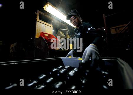 Arbeiter werden bei Flexible Rubber Infusion Molding entlassen, da das Unternehmen Schwierigkeiten hat, ihre Auftragsbücher zu füllen. Stockfoto