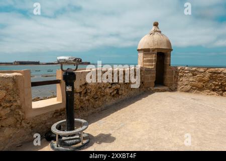 Cadiz, Spanien - 8. August 2024: Touristenteleskop am Aussichtspunkt mit Blick auf die Burg San Sebastian in Cadiz, Andalusien, Spanien Stockfoto