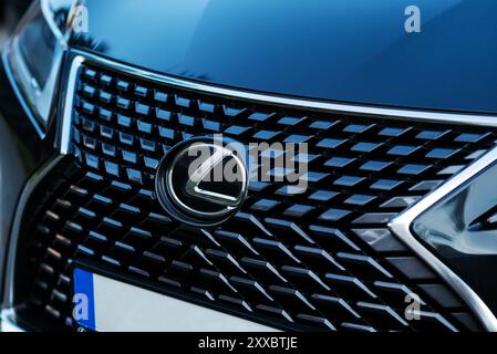 Kiew, Ukraine. August 2024. Lexus-Logo, Nahansicht, Luxusauto, etwas detaillierter Frontgrill. Vorderansicht Stockfoto