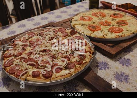 Hausgemachte Pizzen am Tisch Stockfoto