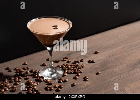 Espresso-Martini-Cocktail mit Kaffeebohnen auf dunklem Hintergrund, Kopierraum. Kaffeelikörgetränk. Stockfoto