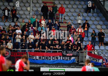 Emmen, Niederlande. August 2024. EMMEN, Stadion Oude Meerdijk, 23-08-2024, Saison 2024/2025, Niederländisch Keuken Kampioen Divisie während des Spiels Emmen - Helmond Sport Supporters of Helmond Sport Credit: Pro Shots/Alamy Live News Stockfoto