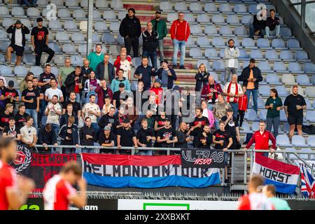 Emmen, Niederlande. August 2024. EMMEN, Stadion Oude Meerdijk, 23-08-2024, Saison 2024/2025, Niederländisch Keuken Kampioen Divisie während des Spiels Emmen - Helmond Sport Supporters of Helmond Sport Credit: Pro Shots/Alamy Live News Stockfoto