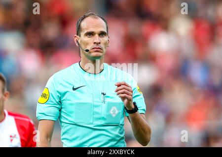 Emmen, Niederlande. August 2024. EMMEN, NIEDERLANDE - 23. AUGUST: Schiedsrichter Wouter Wiersma sieht beim niederländischen Keuken Kampioen Divisie Spiel zwischen dem FC Emmen und Helmond Sport in de Oude Meerdijk am 23. August 2024 in Emmen, Niederlande. (Foto: Pieter van der Woude/Orange Pictures) Credit: Orange Pics BV/Alamy Live News Stockfoto