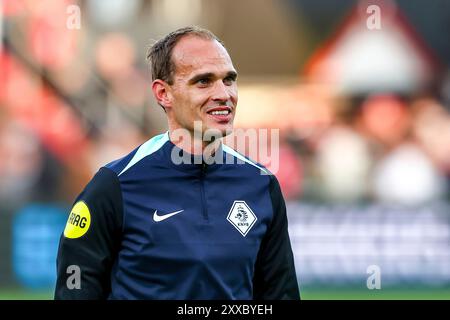 Emmen, Niederlande. August 2024. EMMEN, NIEDERLANDE - 23. AUGUST: Schiedsrichter Wouter Wiersma sieht beim niederländischen Keuken Kampioen Divisie Spiel zwischen dem FC Emmen und Helmond Sport in de Oude Meerdijk am 23. August 2024 in Emmen, Niederlande. (Foto: Pieter van der Woude/Orange Pictures) Credit: dpa/Alamy Live News Stockfoto