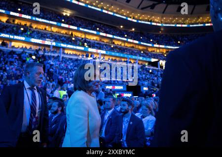 Chicago, Vereinigte Staaten. August 2024. Die US-Repräsentantin Nancy Pelosi (Demokrat von Kalifornien) bei der Democratic National Convention 2024 in Chicago, Illinois, USA, am Montag, den 19. August 2024 im United Center. Quelle: Annabelle Gordon/CNP/dpa/Alamy Live News Stockfoto