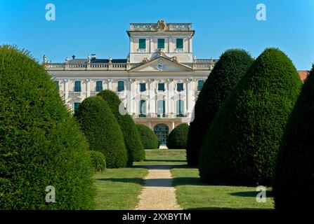 Blick vom Französischen Garten auf die Burg Esterhazy, auch Schloss Eszterháza oder Burg Fertöd, Fertöd, Ungarn Stockfoto