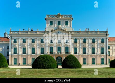 Burg Esterhazy, auch Burg Eszterháza oder Burg Fertöd, Blick auf den Palast vom Französischen Garten, Fertöd, Ungarn Stockfoto